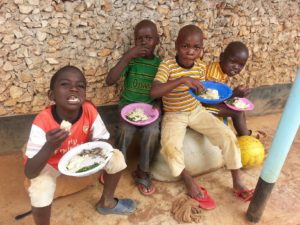 Samuel, Fidel, Wilfred und Nikolas beim Ugali essen